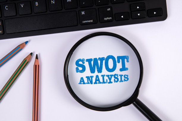 SWOT分析。搜索和研究的概念。办公桌上的放大镜图片下载