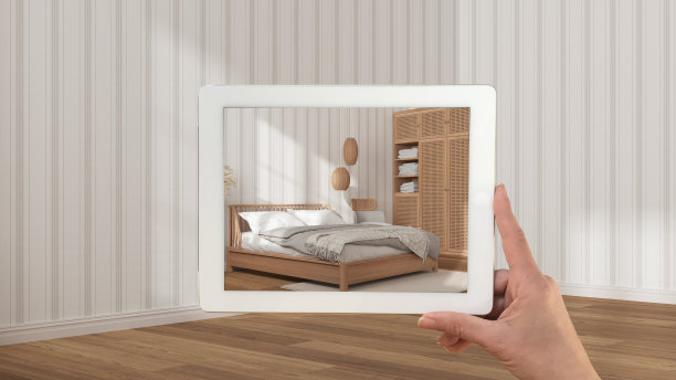 增强现实的概念。应用AR的手扶平板模拟家具，设计产品在空旷的室内，镶木地板和壁纸，现代木制卧室图片下载