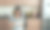 穿着围裙的微笑女人一边在现代厨房里做饭，一边在电子平板电脑上阅读菜谱图片下载
