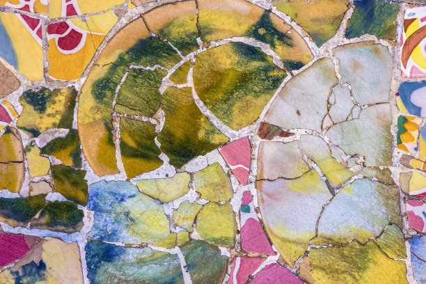 破碎的玻璃马赛克瓷砖，装饰在公园奎尔，巴塞罗那，西班牙。由高迪设计的图片下载