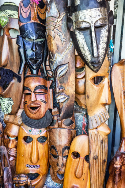 木制非洲面具，摩洛哥。礼品商店。图片下载