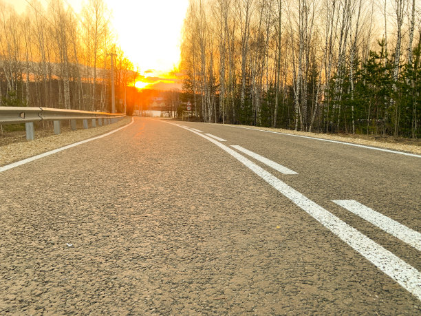 阳光下的柏油路图片下载