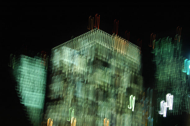 巴西国家石油公司总部模糊的艺术化夜景图片下载