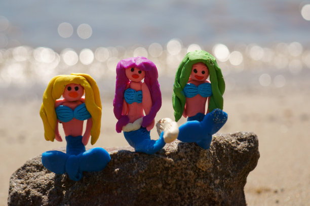 海滨的玩具美人鱼。图片下载