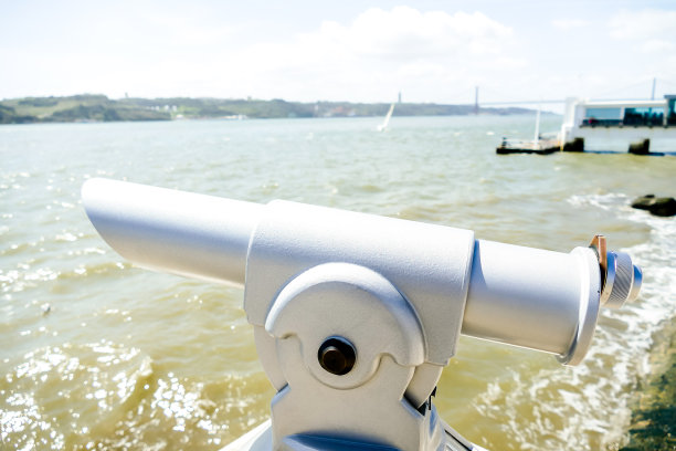 在葡萄牙首都里斯本的海滩上的望远镜图片下载