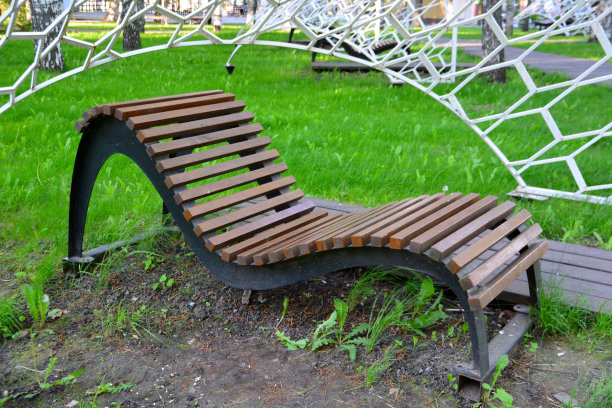 公园天篷下的长椅，特写图片下载