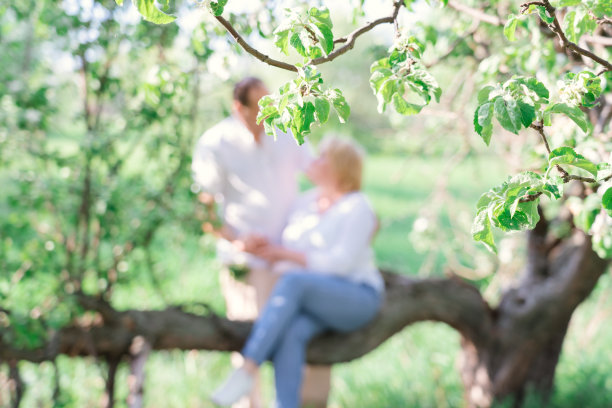两个成年人在公园约会，不认识的人。有选择性的重点图片下载