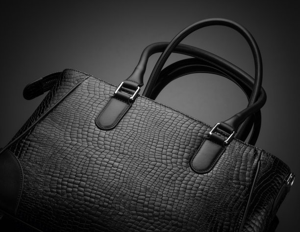 特写的黑色时尚女性的包在黑暗的背景图片下载
