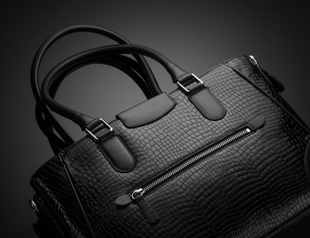 特写的黑色时尚女性的包在黑暗的背景图片下载
