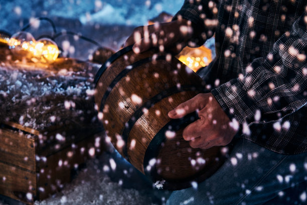 农民在冬天用桶装啤酒图片下载