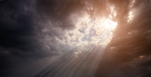 低调的戏剧性的太阳光束穿过浓密的积云景观。背景和灵感图片下载