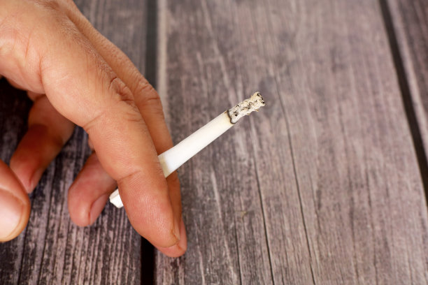 一根香烟在一个人的手里燃烧图片下载