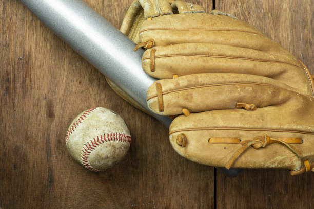 复古经典皮革棒球手套和棒球棒孤立在木制背景。图片下载