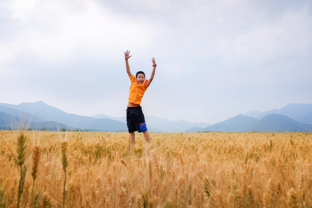 男孩跳图片下载