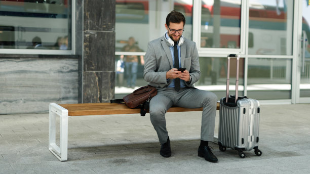 商人在火车站等车时打电话图片下载