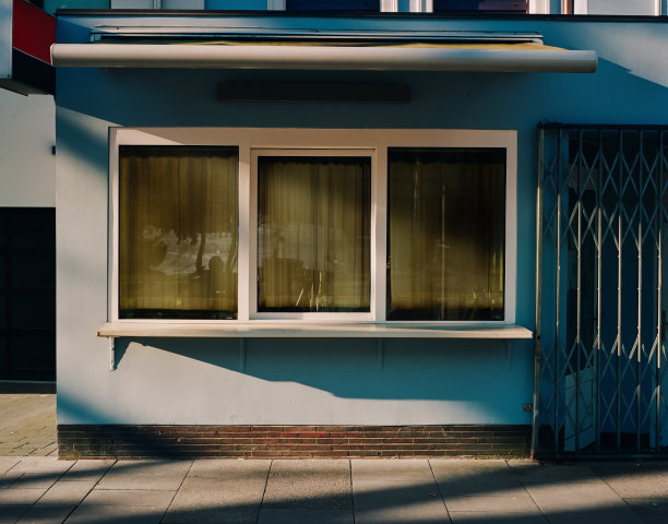 封闭上锁的亭子店门前挂着黄色的窗帘图片下载