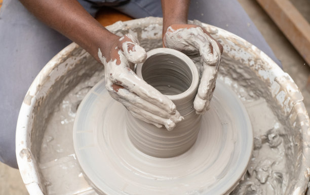 用黏土制作的非洲壶。图片下载