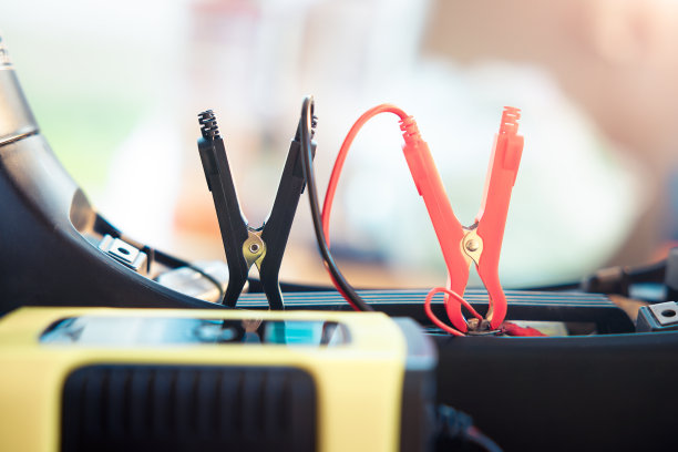 启动摩托车或摩托车的电池充电和维修。图片下载