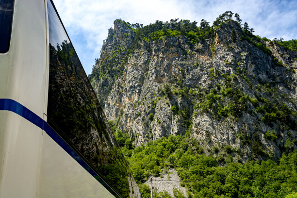 旅游巴士在一座山峰的背景下图片下载