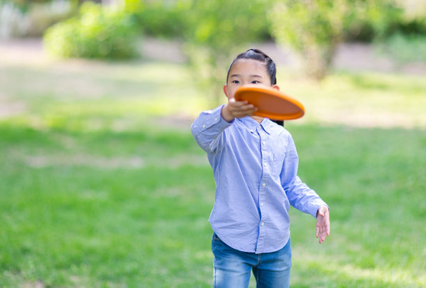 小女孩玩飞盘图片下载
