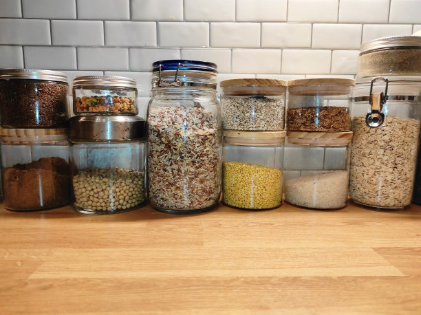 各种各样的素食种子陈列在罐子里图片下载