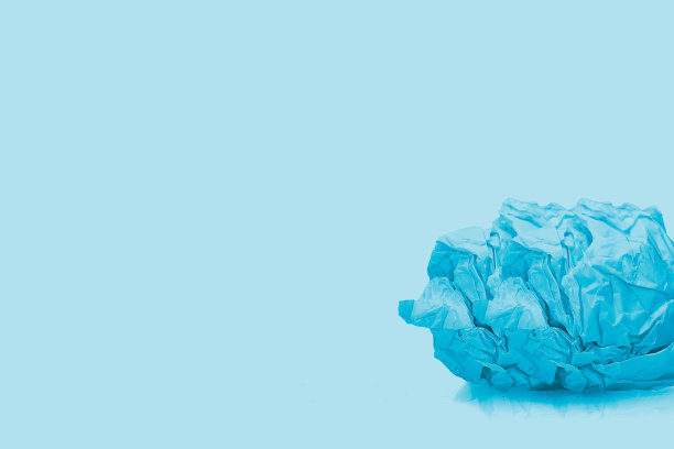 剪出皱巴巴的蓝色纸球。图片下载