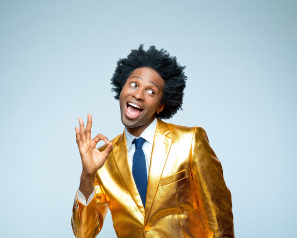 穿着金色运动上衣的男子做OK的手势图片下载