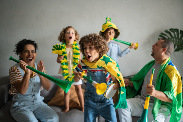 家人在家里庆祝巴西足球队进球图片下载