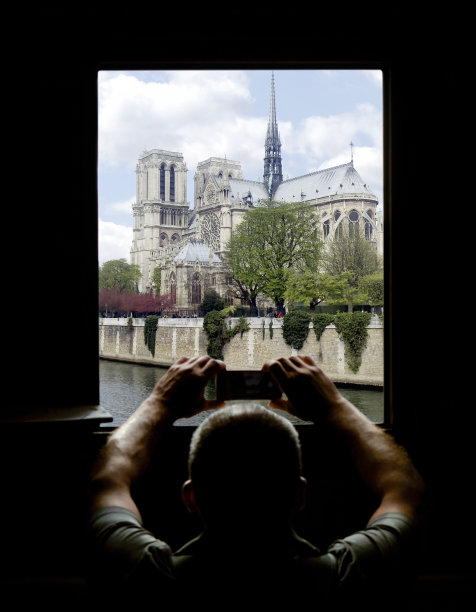 游客在巴黎圣母院拍照图片下载