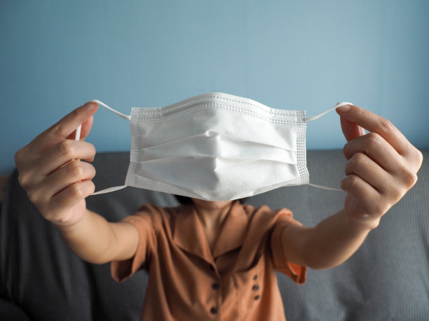 女人手里拿着面具，苍白图片下载