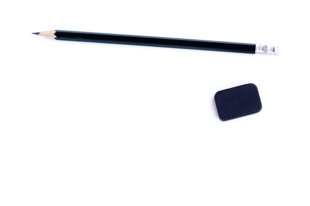 黑色铅笔和黑色橡皮孤立在白色背景图片下载