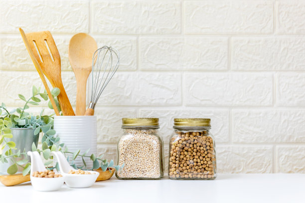 厨房工具和厨具器皿对象与食材和混合坚果在厨房货架木白色健康饮食和保健生活。墙白砖背景，复制文字空间图片下载