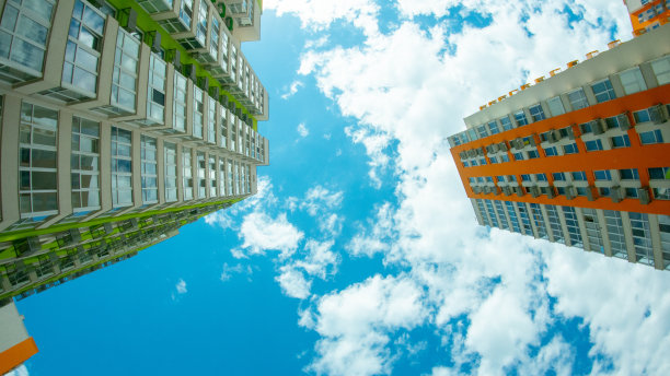 现代彩色建筑搭配蓝天白云，角度观景图片下载