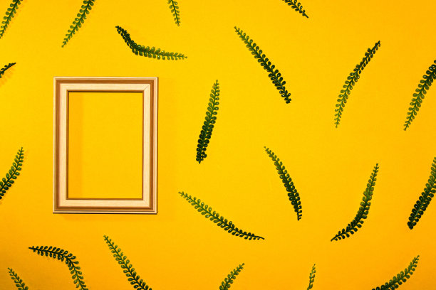黄色底色以中间的木框为复制空间，黄色底色上的树叶，创意夏日摩登设计图片下载