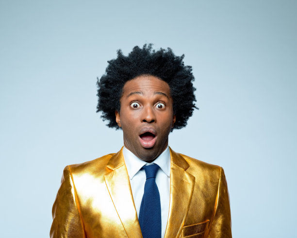 穿着金色西装外套的商人惊讶不已图片下载