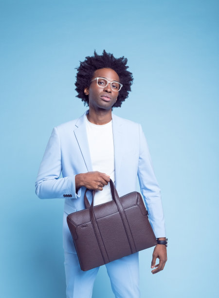 带公文包的自信男人图片下载