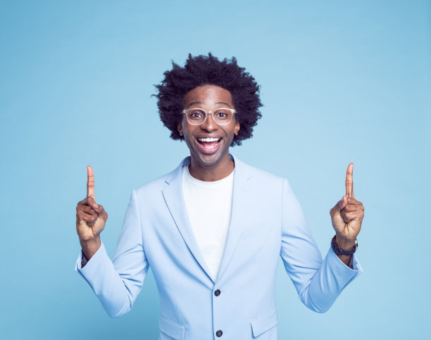 快乐的男人指着蓝色的背景图片下载