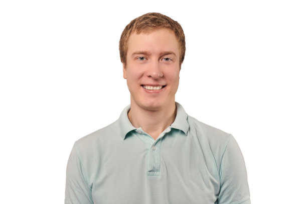 有趣的年轻人肖像在薄荷Polo t恤孤立的白色背景，英俊快乐的人图片下载