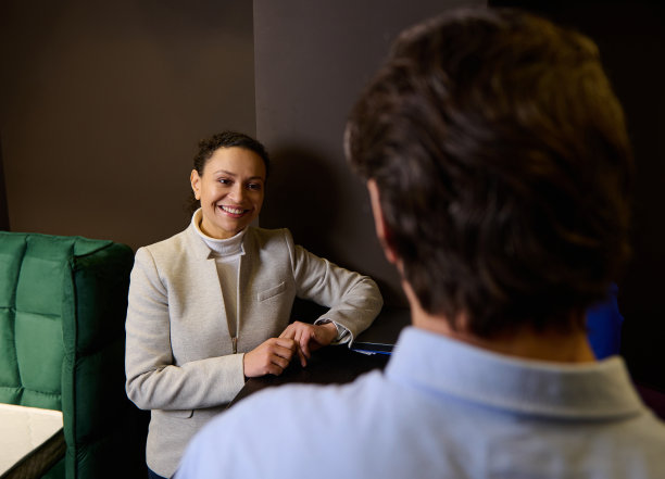 女销售经理与顾客在家具店交谈图片下载