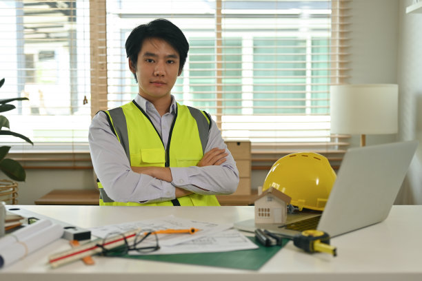 坐在办公室里、自信地看向镜头的工头工程师或建筑师肖像照，适用于工程、建筑、商业、安全和技术概念图片下载