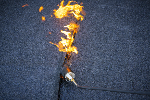 屋顶安装防水膜沥青防雨保温、防火火炬图片下载