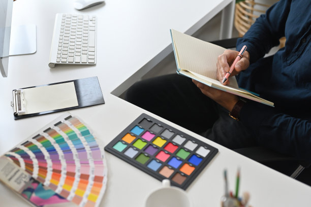 近距离观察设计师或创意工作者坐在办公室，在笔记本上设计关于工作，艺术，设计，和商业概念。图片下载