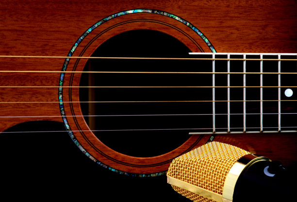 桃花心木原声吉他与麦克风近距离观察图片下载