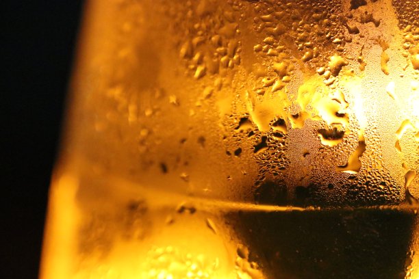 安布尔的背点燃了冰冻的酒杯。特写宏图像纹理。图片下载