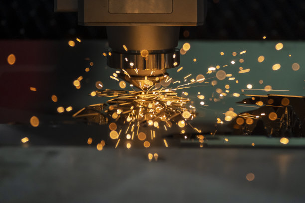 光纤激光切割机切割机切割金属板材。图片下载