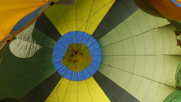 气球飞行在加泰罗尼亚比利牛斯山，拉塞丹尼亚地区。图片下载