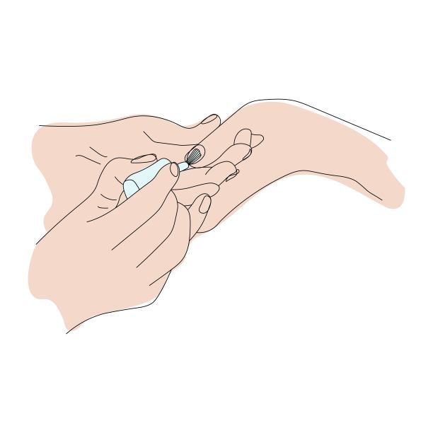 美甲用指甲油、修甲工艺。指甲刷，指甲油。Spa美容。美甲沙龙的指甲护理图片下载