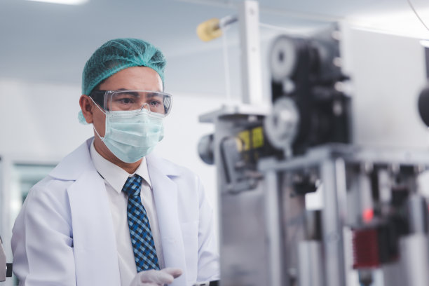 在医用口罩生产机厂工作，从事使用平板电脑口罩的博士、工程师或科学家图片下载