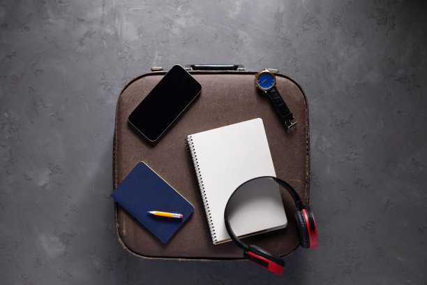 旅行物品设置和行李箱地板背景纹理。旅行袋以商品为概念构思图片下载