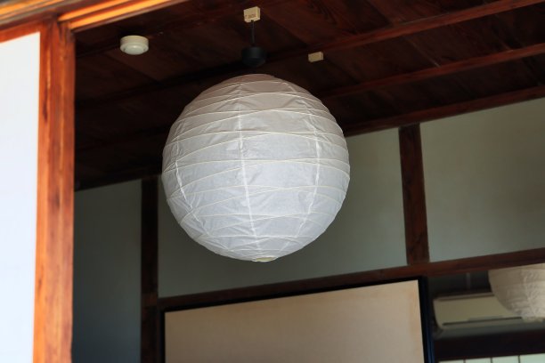 日本房间里用日本纸做的复古灯饰图片下载